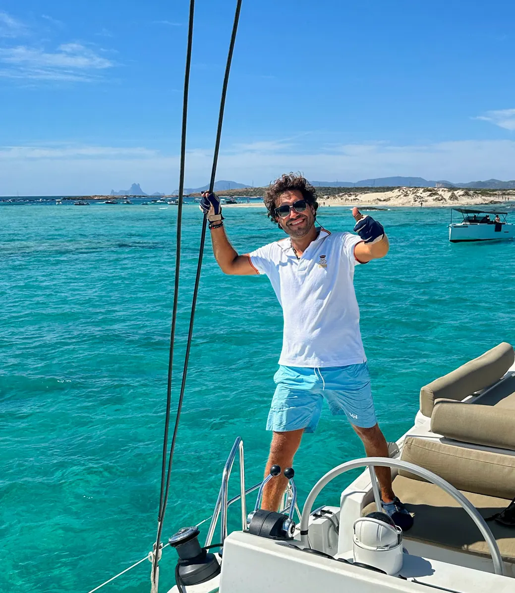 Gabriel Peso capitaneando el velero en aguas de Menorca