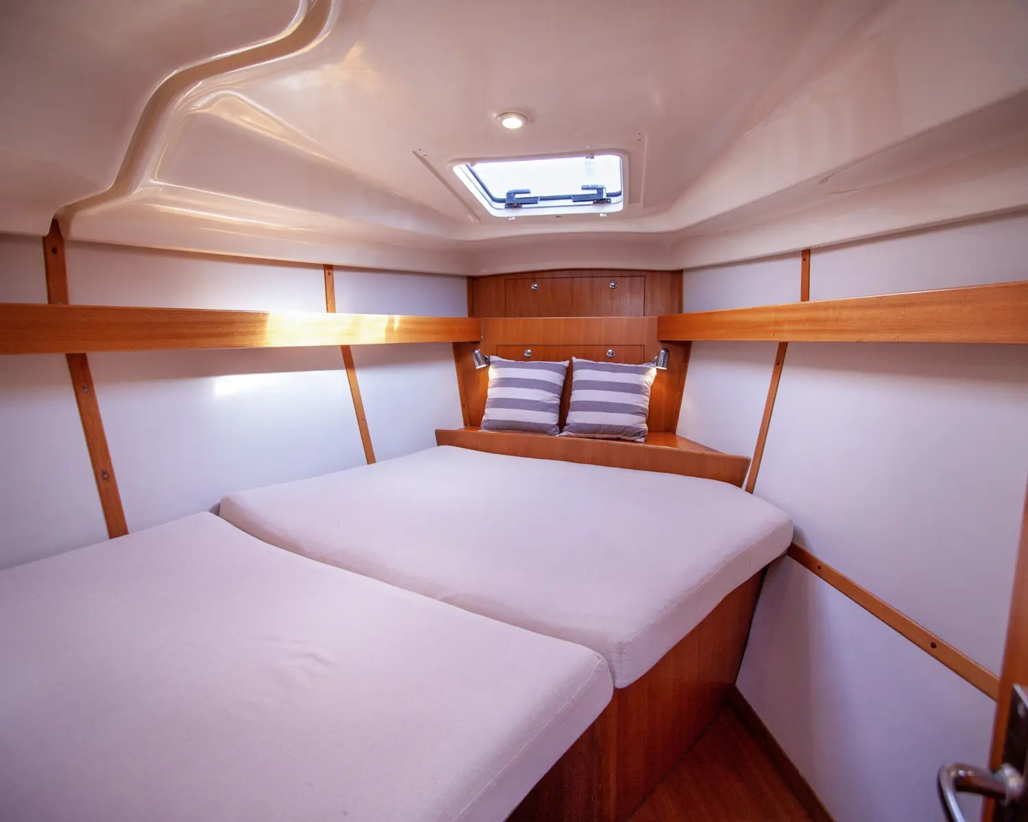 Double bow cabin of the Elan Impression 384 sailboat