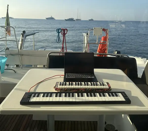 Piano on the sailboat deck at sunset: live music in Menorca