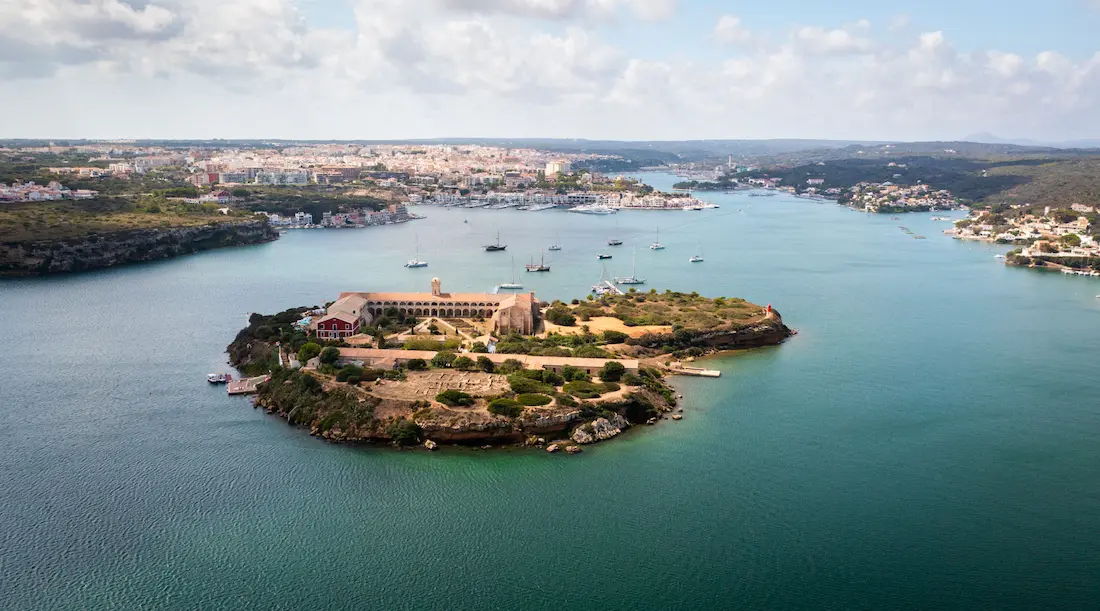 Vista aérea del Puerto de Mahón con la Illa del Rei en primer plano y la ciudad al fondo